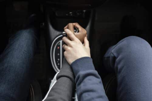 4 عملی که نباید در خودرو اتوماتیک انجام داد